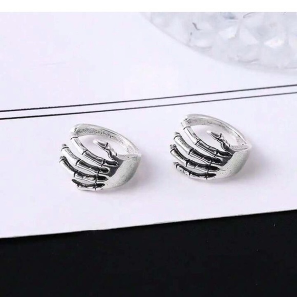 Gothic Style Vintage Skull Design Hand Bone Clip-On Earring, Non Pierced Ear Cuf - Picture 2 of 3